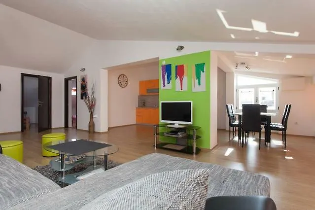 Large Specious Apartamento